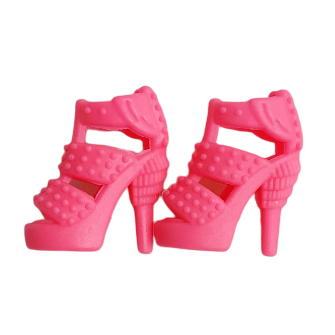 Zapato de tacón con diseño de puntos