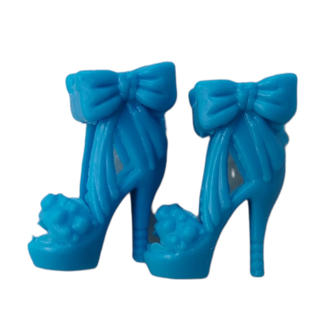 Zapato de tacón con moño en el tobillo