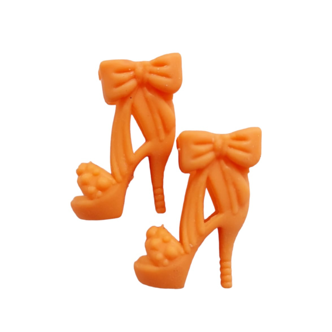 Zapato de tacón con moño en el tobillo